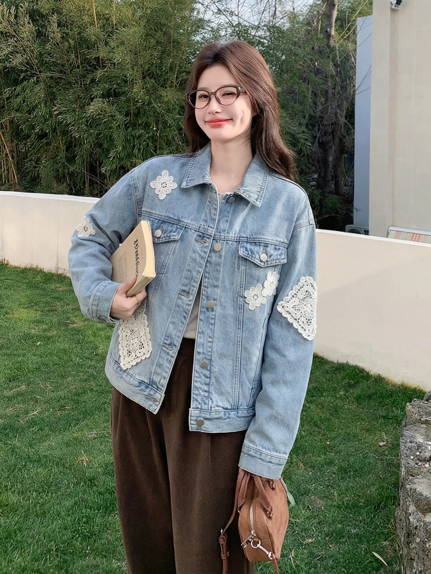 デニム刺繍が本当に注目される理由は？その中でも「ヴィンテージ風のレース花柄ジャケット」を選ぶべきか？