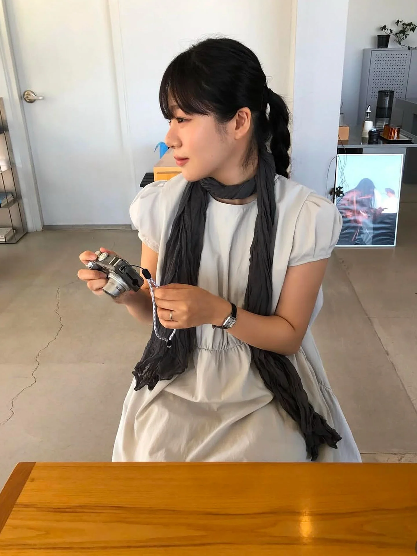 お団子スカーフは本当に「おしゃれ」なのか？その本質を、1つのシルクスカーフで解き明かす