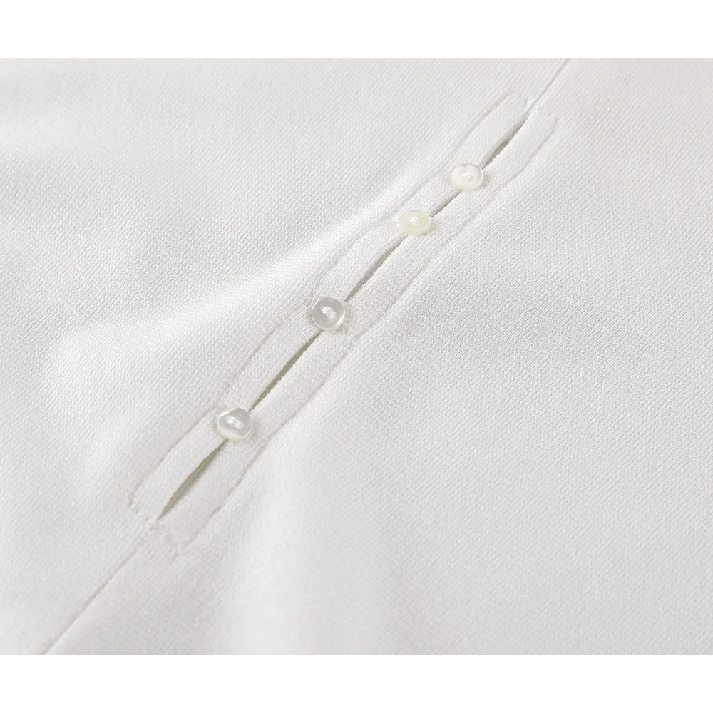 「tシャツ形」で失敗しない選び方とは？首よれに強いデザインと、春夏に最適な『半高ネックノースリーブTシャツ』の真実