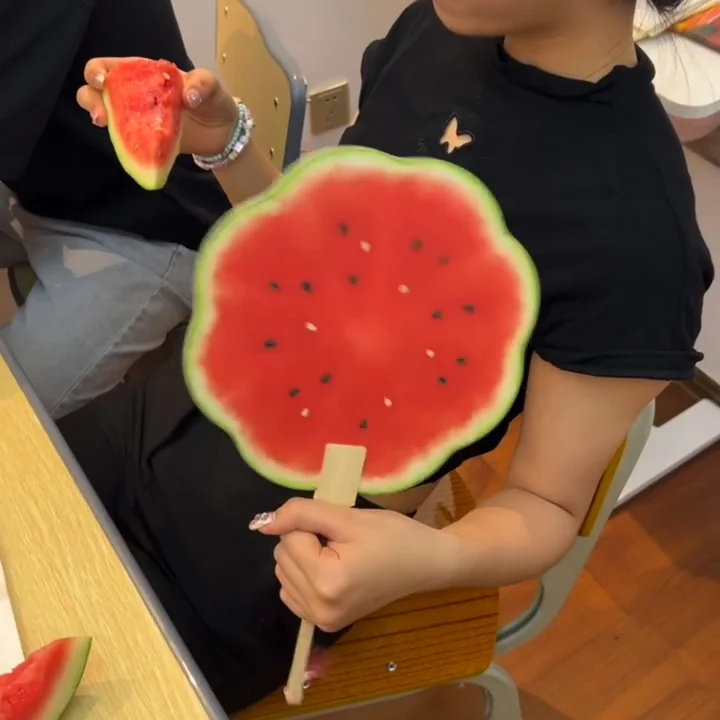 西瓜デザインの手持ち扇子【夏の清涼感・リアルなデザイン・ギフトに最適】