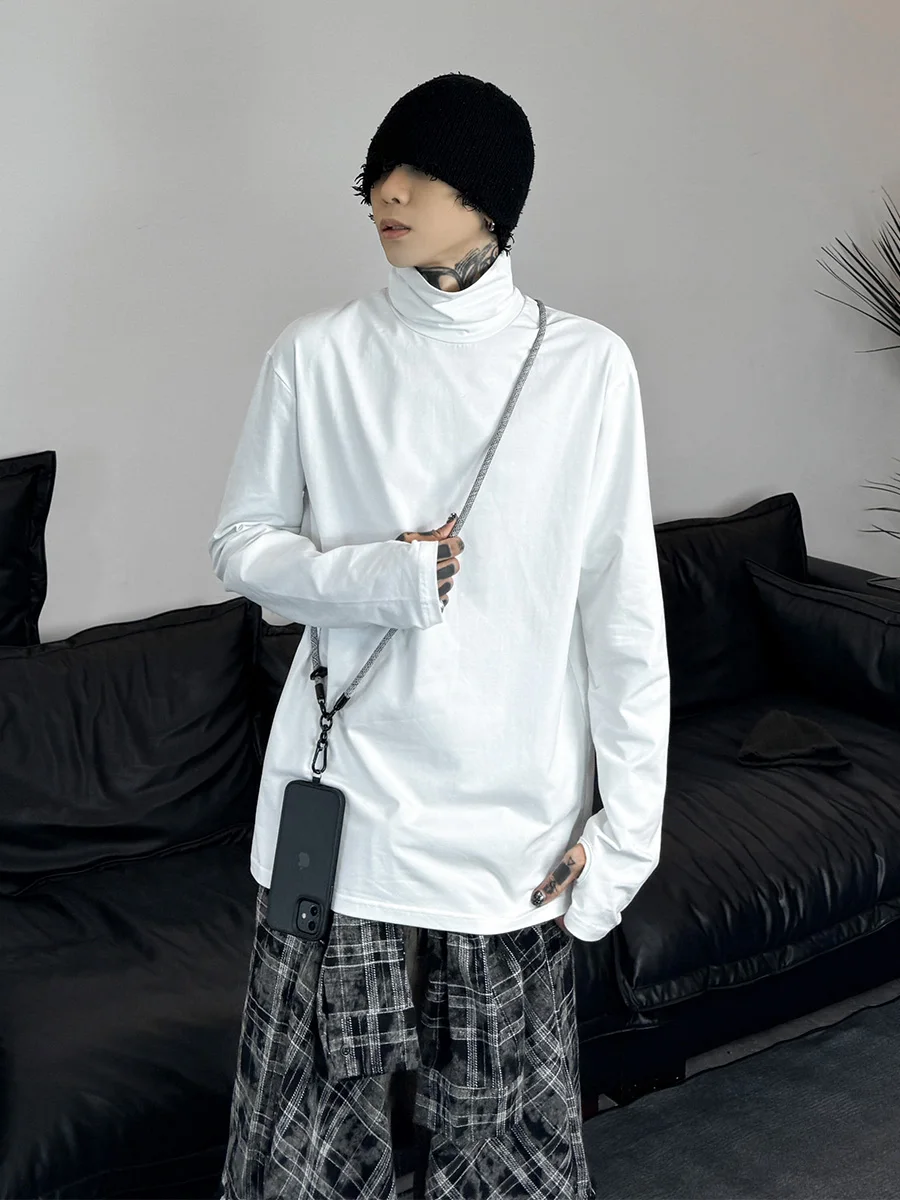 今流行ってるファッションで失敗しないハイネックTシャツは？