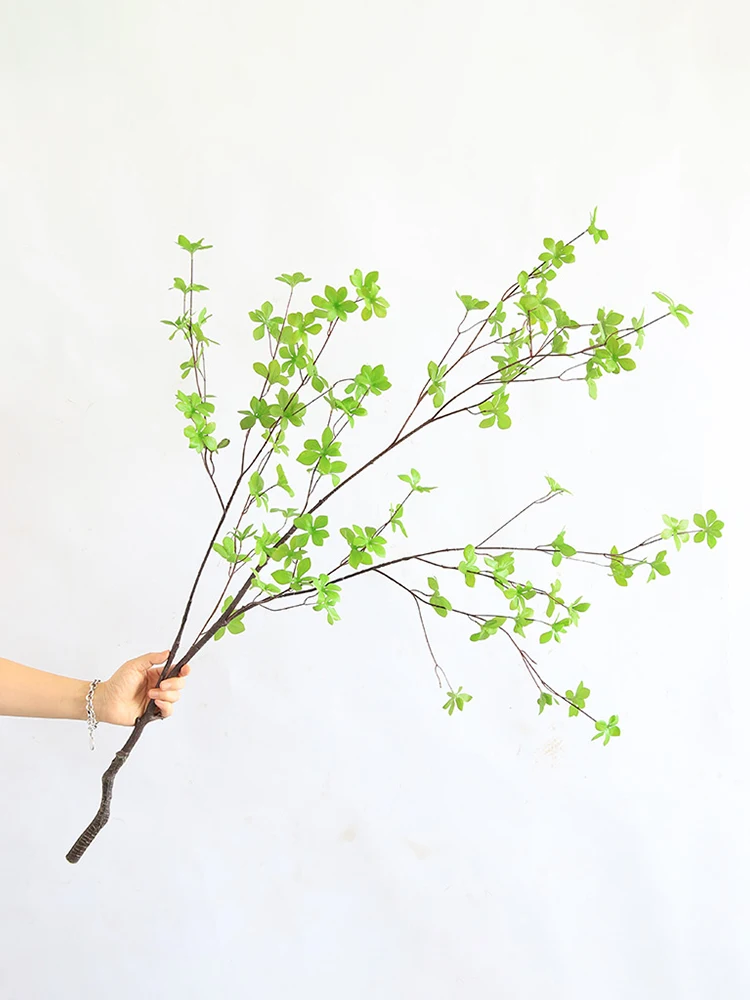 北欧風 フェイク吊るし植物：緑の枝と葉っぱで実現する室内装飾のシンプルさ