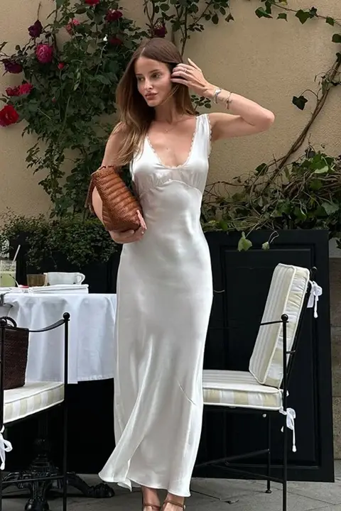 レースフリル付きVネックサテン長ワンピース【エレガント・女性の魅力を引き立てるデザイン】