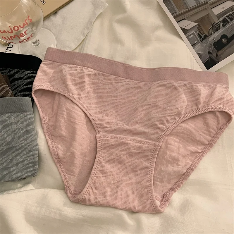 ヒョウ柄セクシーショーツ：ミドルウエストと抗菌全棉で快適な日常着用を実現