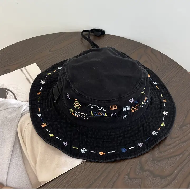 重厚な刺繍入りグラフィティ漁師帽【春夏用・大きなつば・日よけ・アウトドア・釣り・登山】