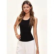 シンプルなデザインのタンクトップ【夏用・スリムフィット・無袖・女性用】