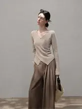 レトロデザインのクロスニットVネックTシャツ【女性用・シルエットを引き立てる・長袖】