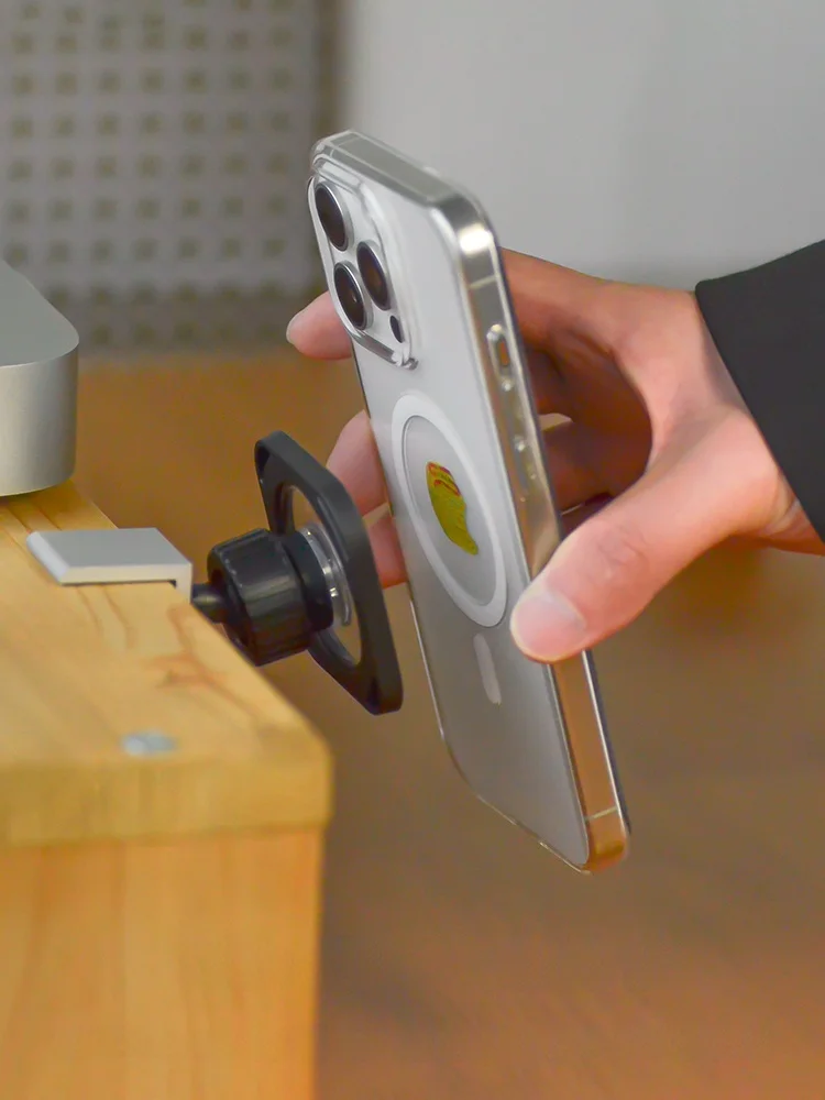 iPhone 15用 MagSafe磁気スタンド：デスクでの使いやすさと空間節約の実証