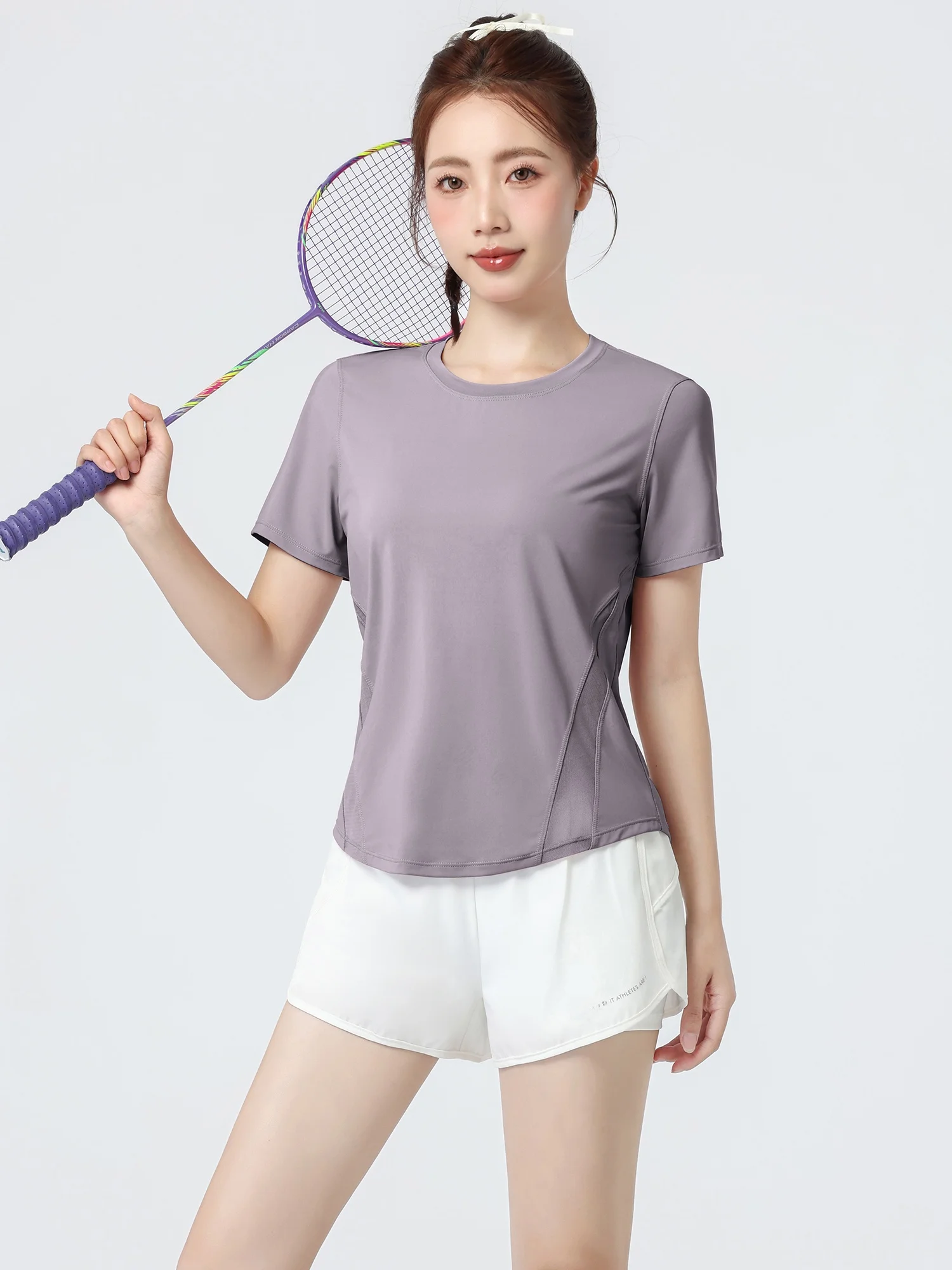 マラソン大会で汗をかくとすぐ濡れる女性の服装はどれ？通気性と快適さを両立する夏のスポーツウェアの選び方