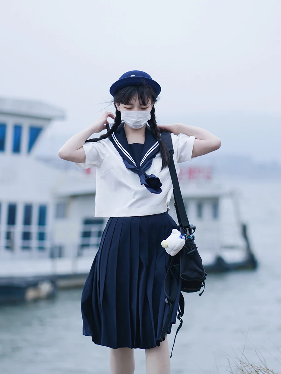 白二本の胸ポケット付きマリンスタイル短袖ブラウス：明るい色の服としての実用性と季節適性