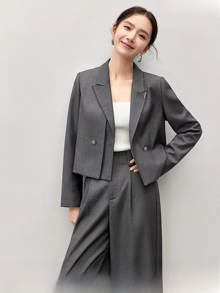 20代後半の通勤スタイルにぴったり？グレーのジャケットパンツスーツが解決する「オフィスで失敗しないコーデ」は？