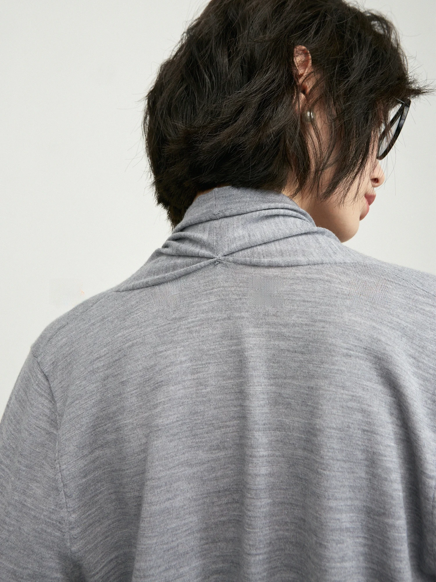 40代の女性に最適な通勤スタイル：BZZN プリーツVネックストレート長袖シャツの実用性とデザイン解析