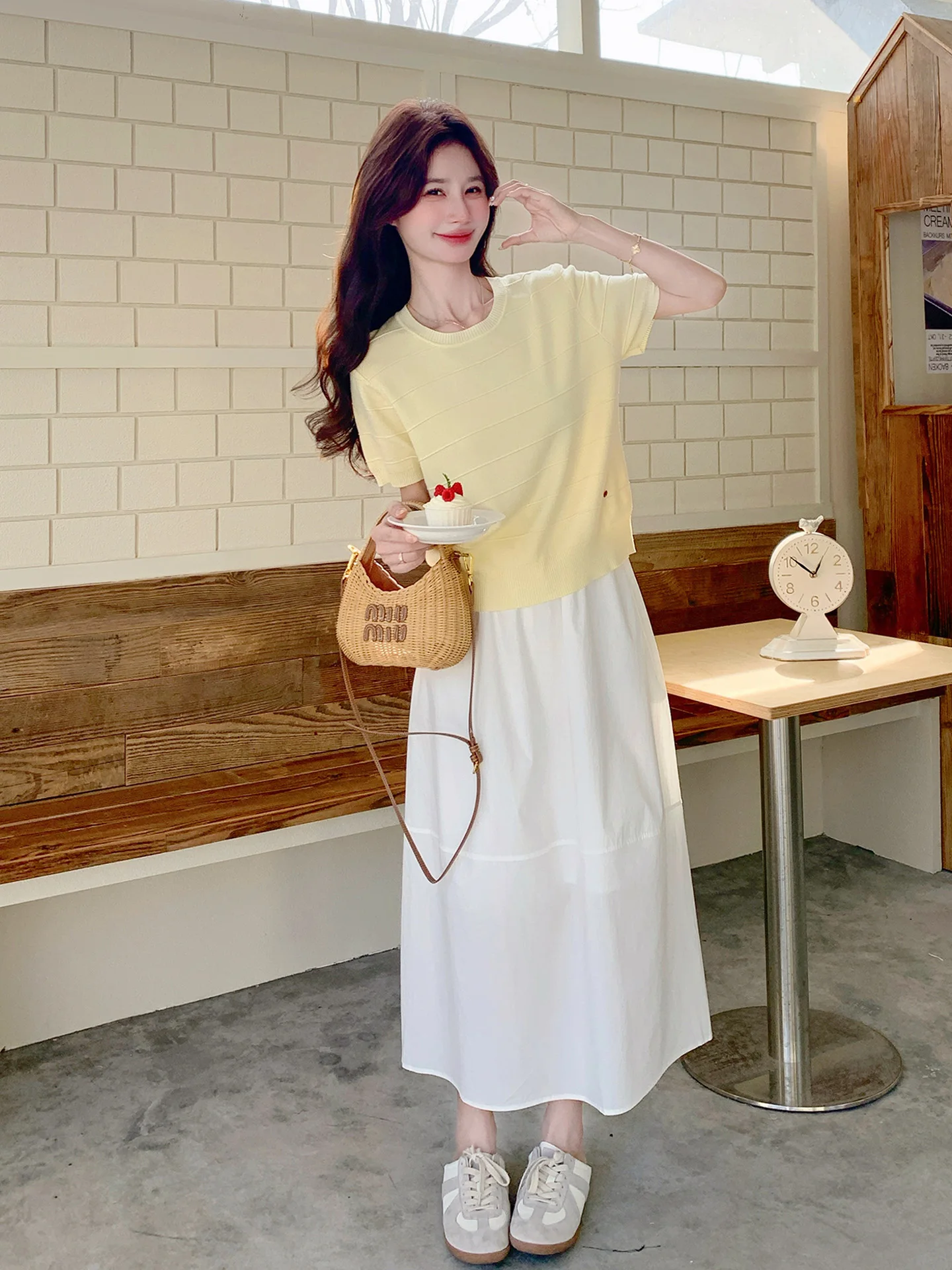 8月に着る服はどう選ぶ？華やかなレースショール付きセットアップが解決する夏のファッション悩み