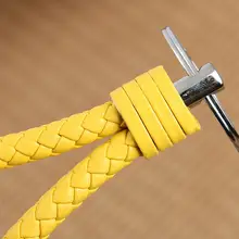 手作り編み込みレザーキーリング【シンプルデザイン・カーキー用・おしゃれなギフト】
