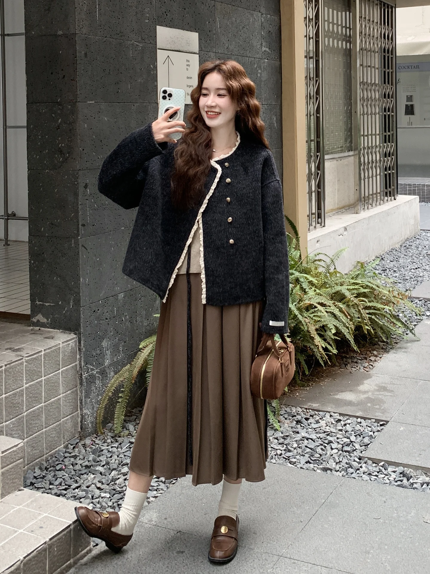 グレーのダブルフェイスカシミヤコート：30代女性のきれいめ秋冬コーデに最適な高級感のある短丈スタイル