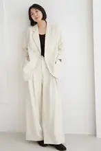 洗練された印象の女性用ジャケットとワイドパンツのコーディネート（セットアップ対応）