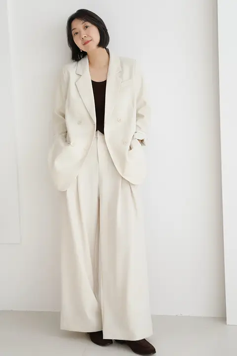 洗練された印象の女性用ジャケットとワイドパンツのコーディネート（セットアップ対応）
