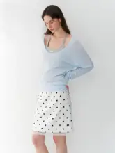 薄青色の長袖Tシャツとグレーの掛け襟タンクトップ【した雰囲気・二重着用対応】