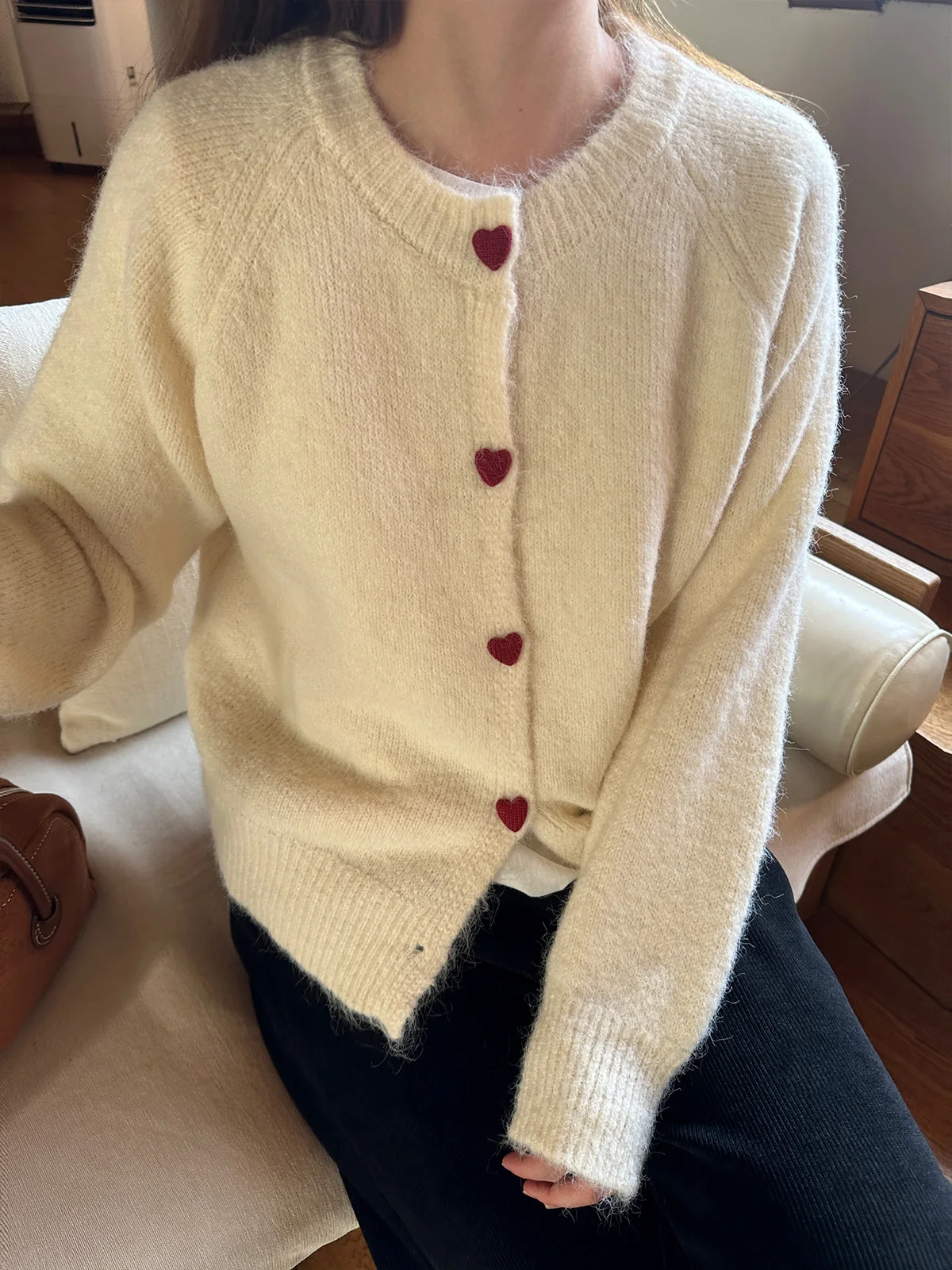 大人可愛い服 40代コーデの完全ガイド｜ハートボタンニットの選び方と着こなし