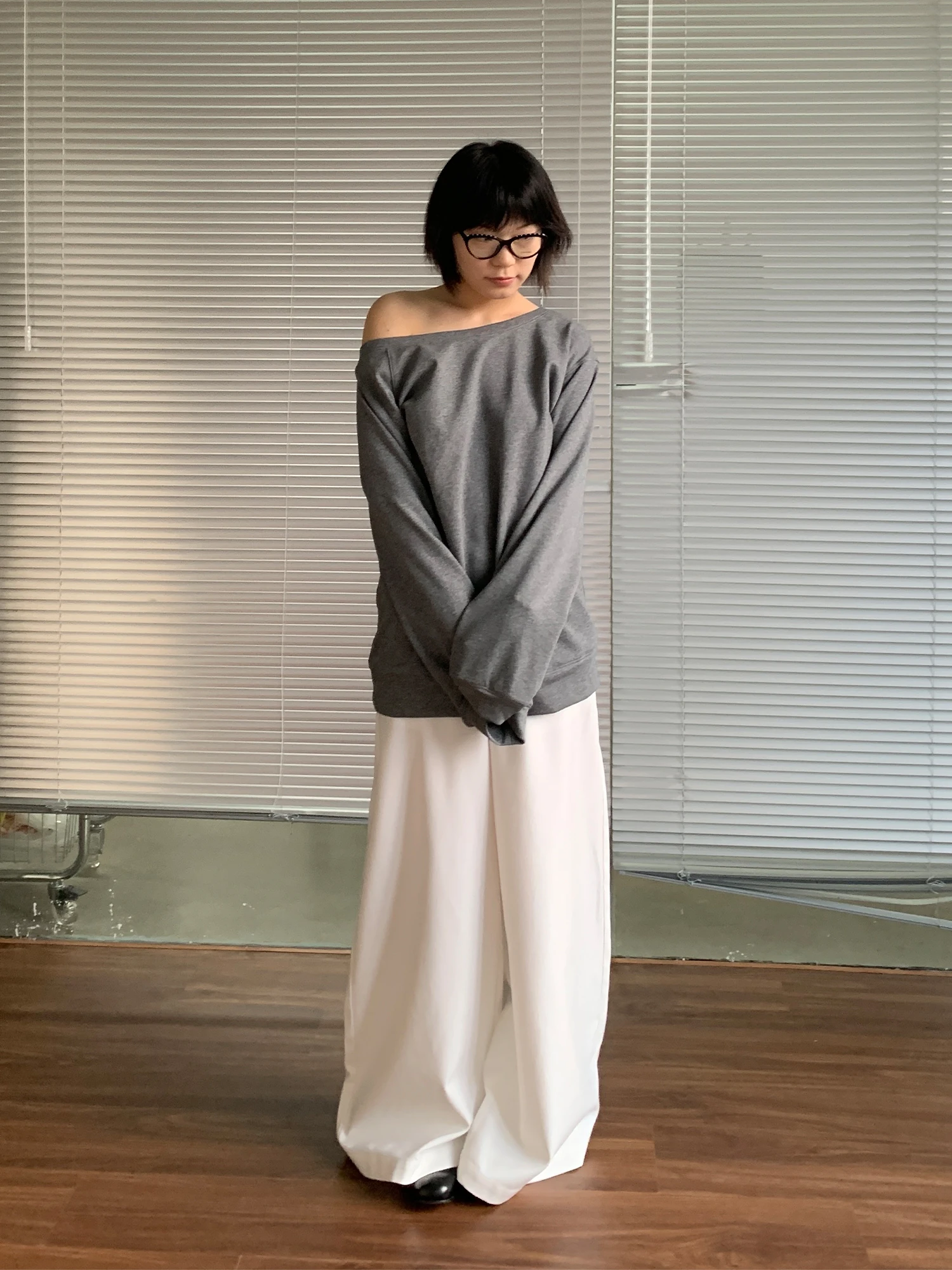 ワイドパンツをどう選ぶ？日常使いに最適な黒のゆったりロングパンツの選び方と活用法