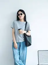 シンプルなオーバーサイズ白Tシャツ【短袖・ユニセックス・カジュアルスタイル】