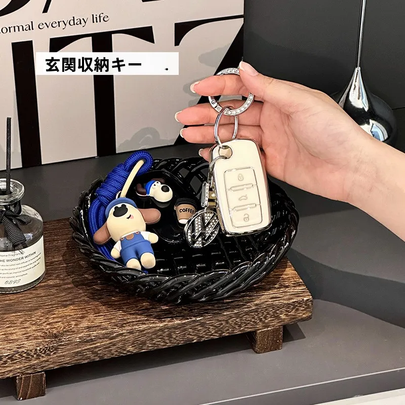 高級感ある陶器製ラタン風トレイ：生活雑貨のおしゃれな収納解決策