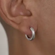 TWO LEAVES S925 ブラスト仕上げシルバーイヤリング【ユニセックス・太めのフープ・ストリートスタイル】