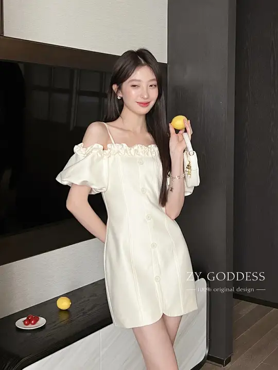 フレンチスタイルのフリル付きキャミソールドレス【肩出し・ウエスト絞り・スーツデザイン】