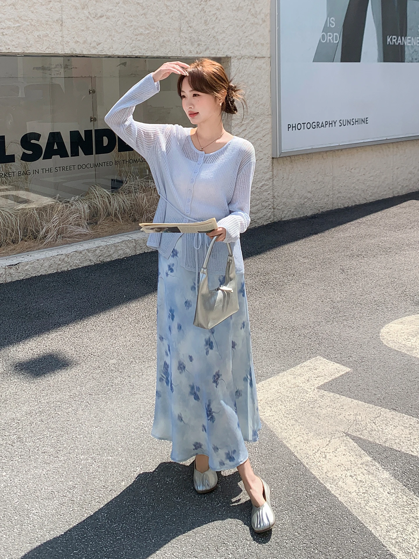 19°C～23°Cの春に着るべきカジュアルファッションは？淡い青のニットスカートセットで解決！