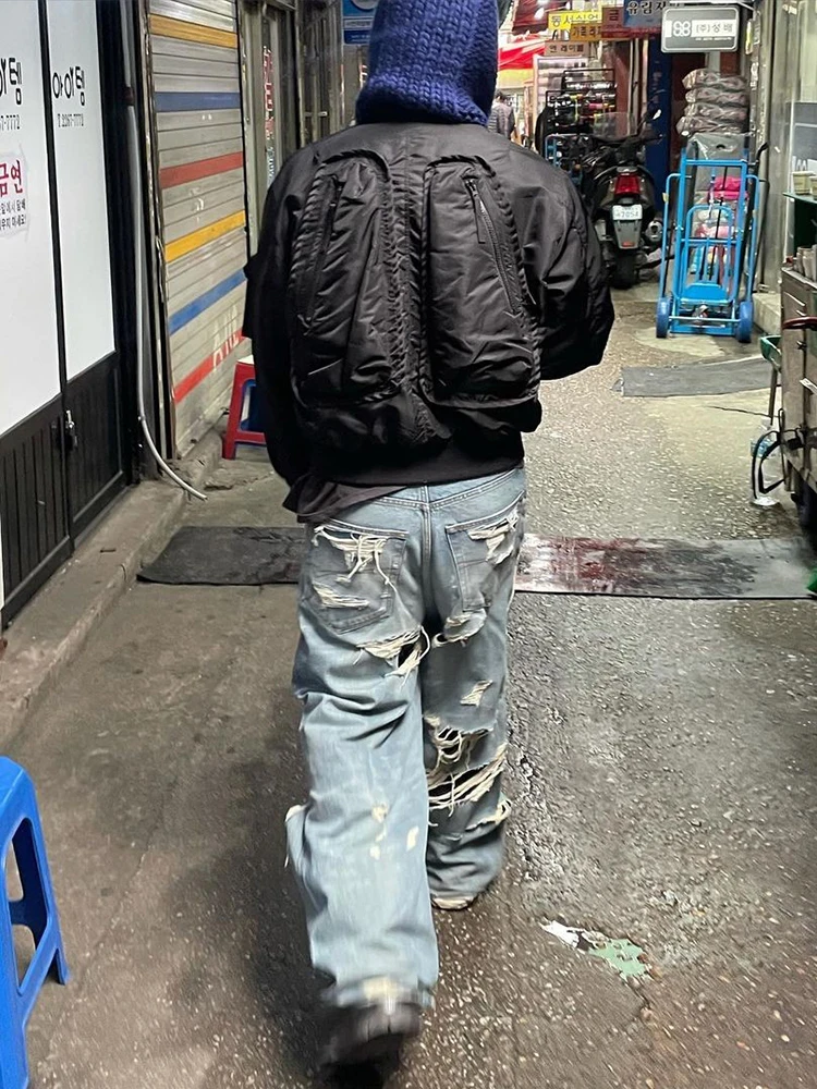 多ポケットデザインの三次元立体型ボンバージャケット：機能性と実用性を重視したカジュアルスタイル