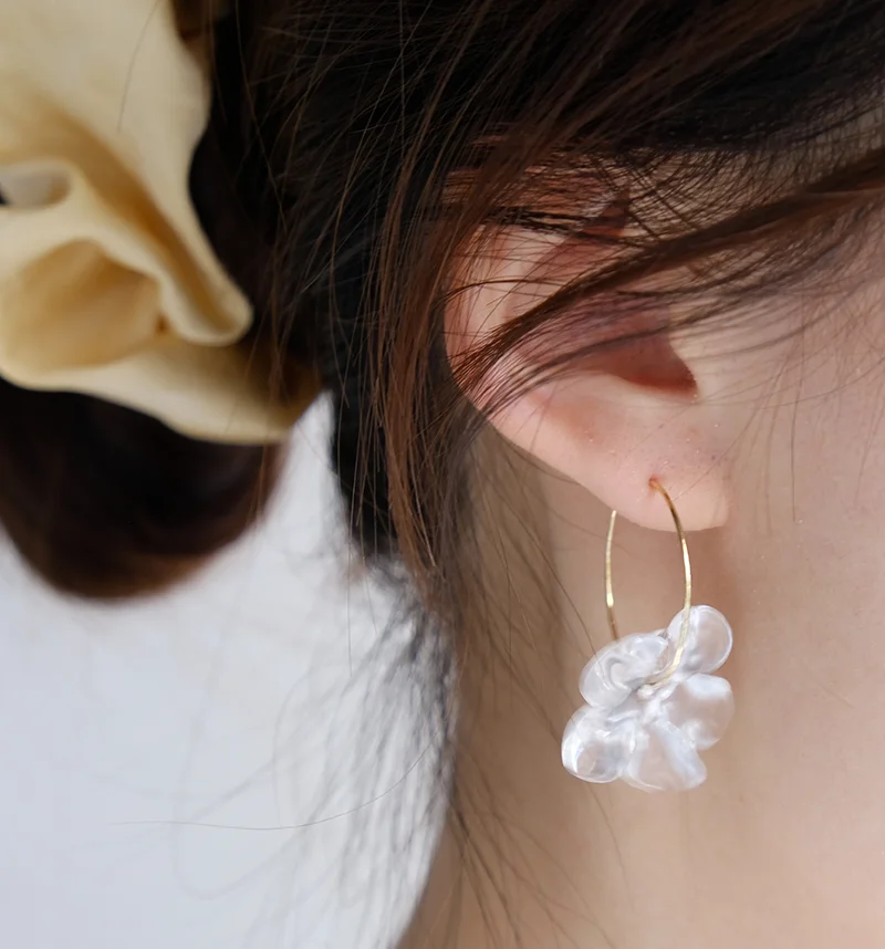 透明なレーザー効果の花びらイヤリング【14k金メッキ・ハンドメイド】