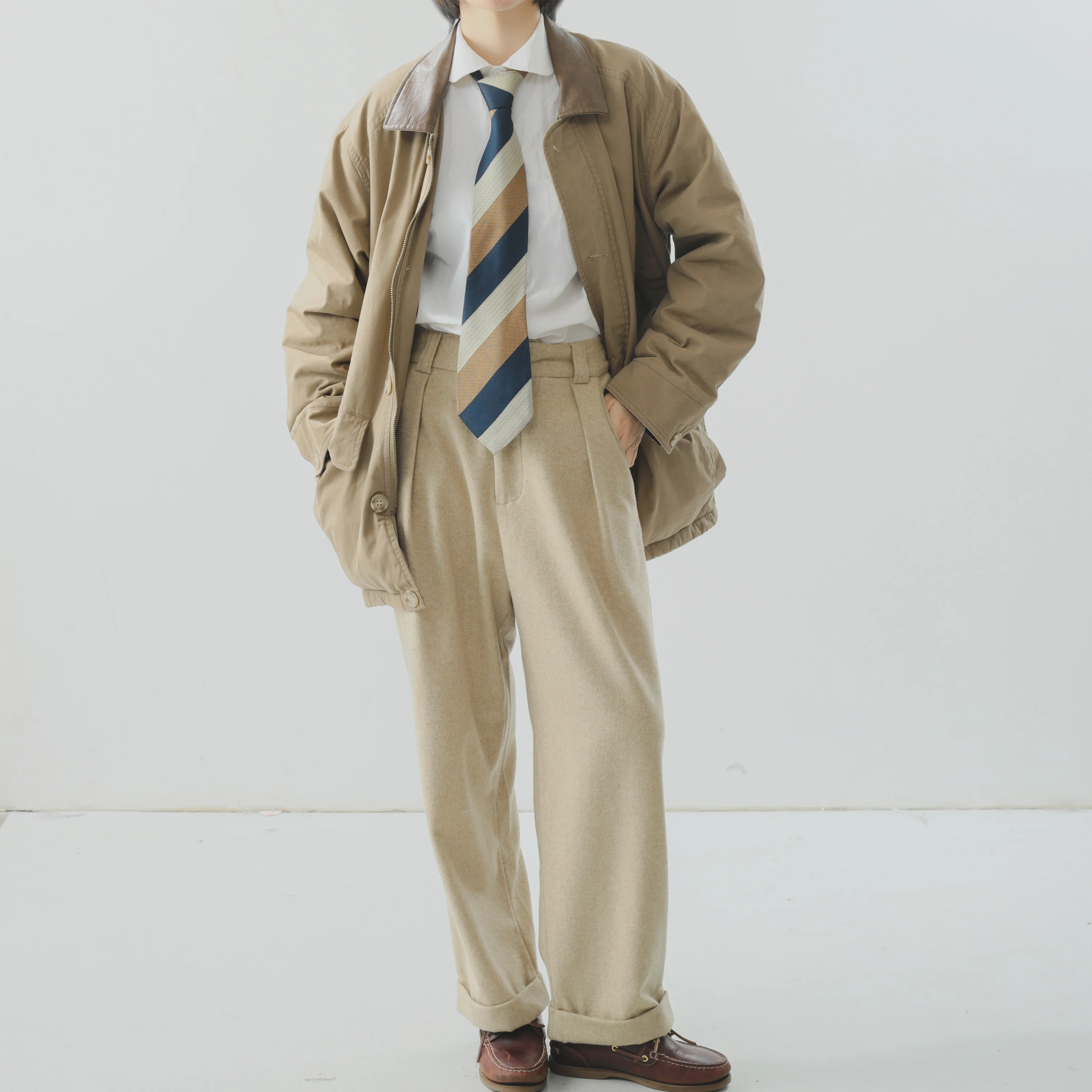 「カーキ色のテーラードパンツ」を選ぶべきタイミングは？