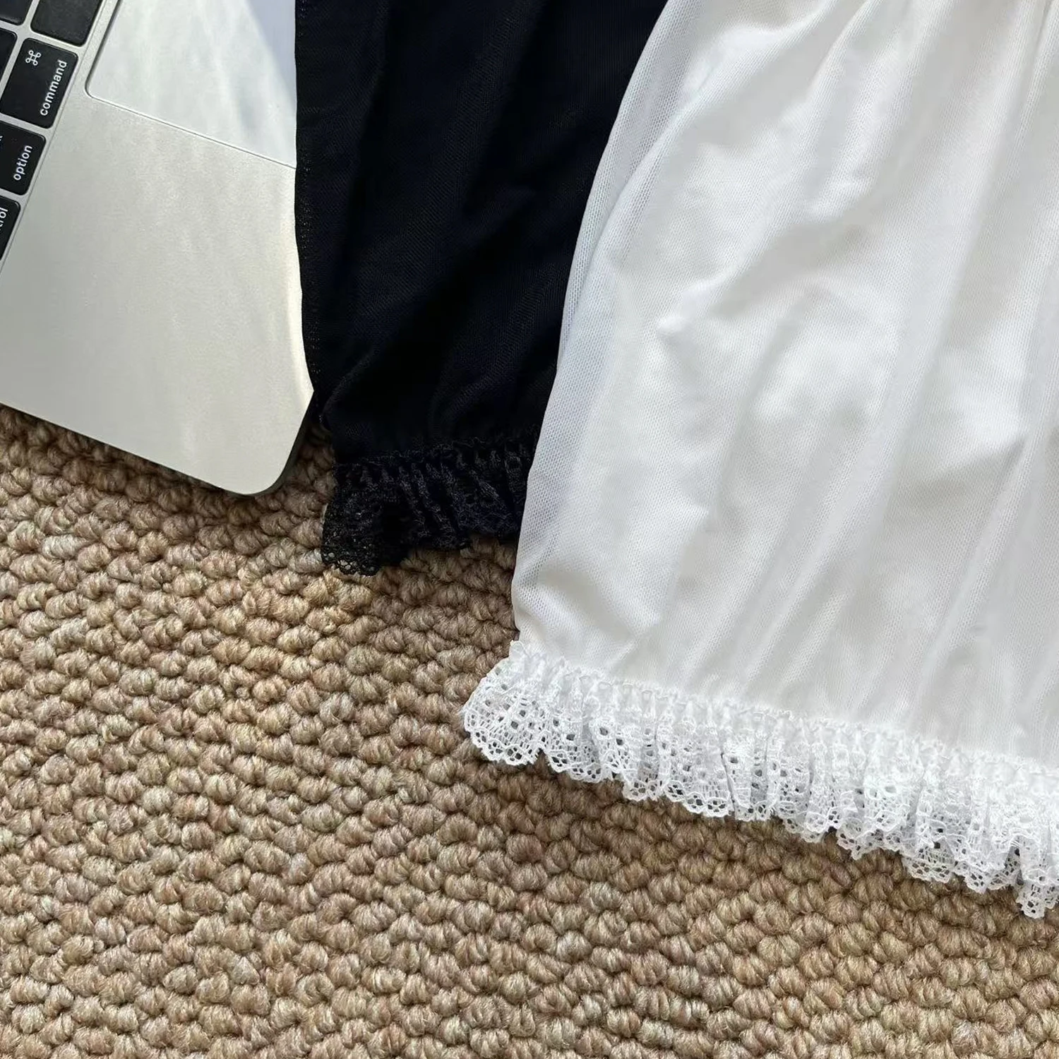JK制服対応の薄手パンツ：透け防止と巻き上がり防止が実現される多用途スタイル
