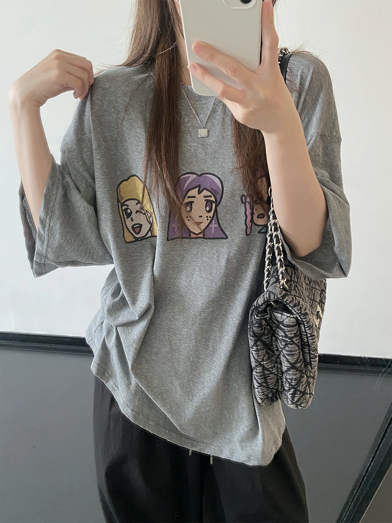 30代の女性が選ぶイラストスタイルは？夏のカジュアルTシャツで答えをつかむ