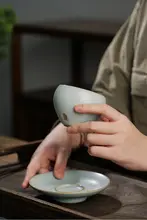 茶碗 主人 使用シーン 陶器 レトロ オープン 冷裂模様