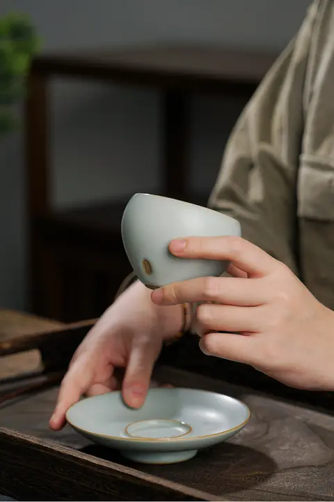 茶碗 主人 使用シーン 陶器 レトロ オープン 冷裂模様