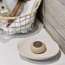 フランス風陶器製浮彫りデザインのトレイ【高級感ある陶器製・ソープディッシュ・洗面所用】