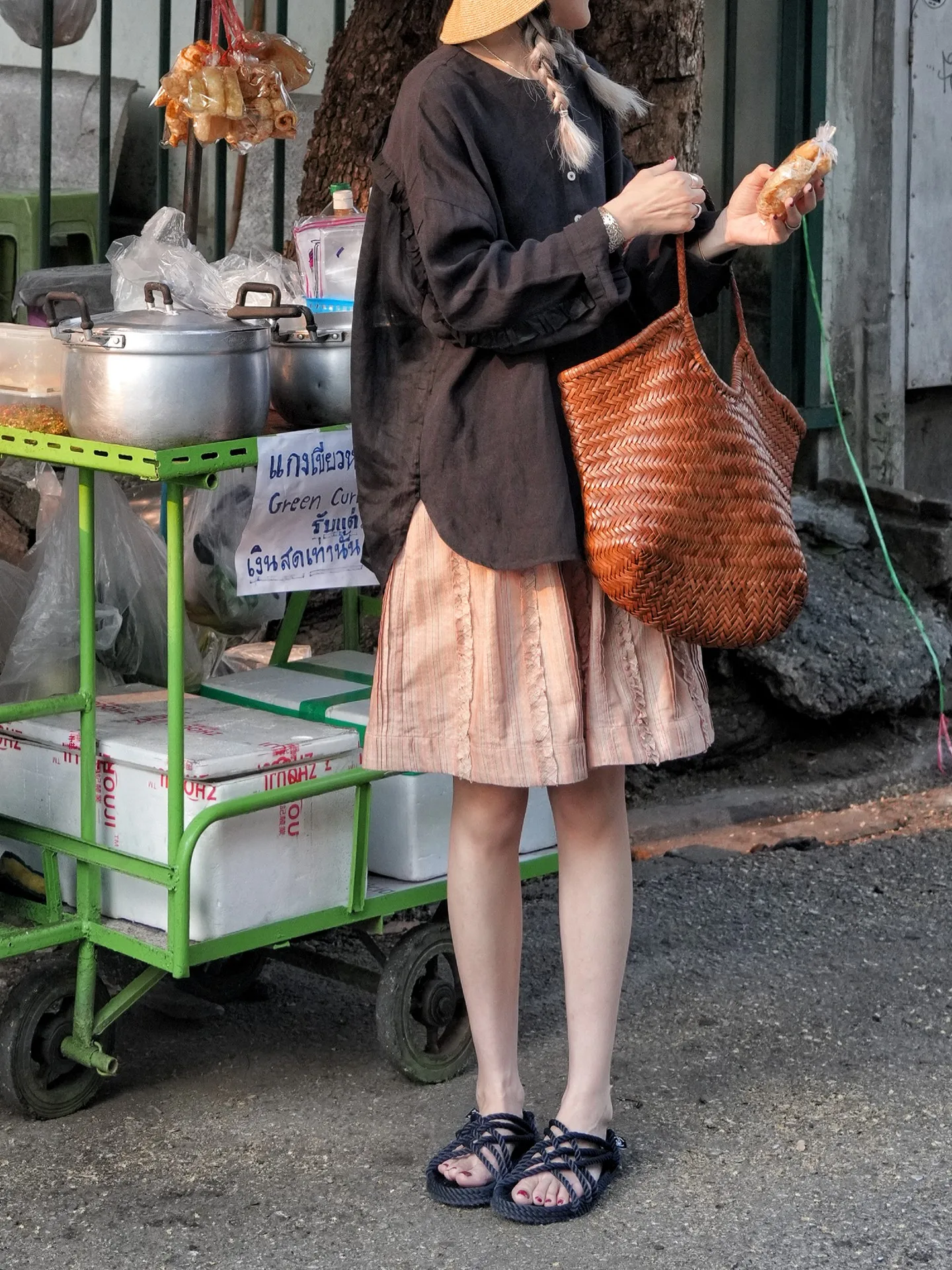 だぼっとしたズボン レディース どうやって着るの？花柄のゆったりパンツで通勤から夏のレジャーまで自在に