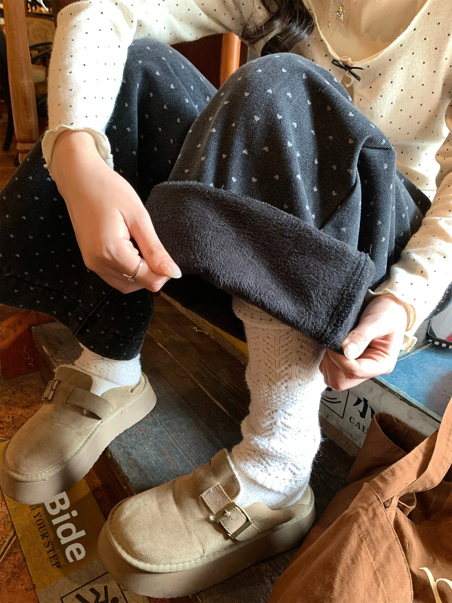 冬の日常に欠かせない1着は、ワイドデニムなのかストレートなのか？