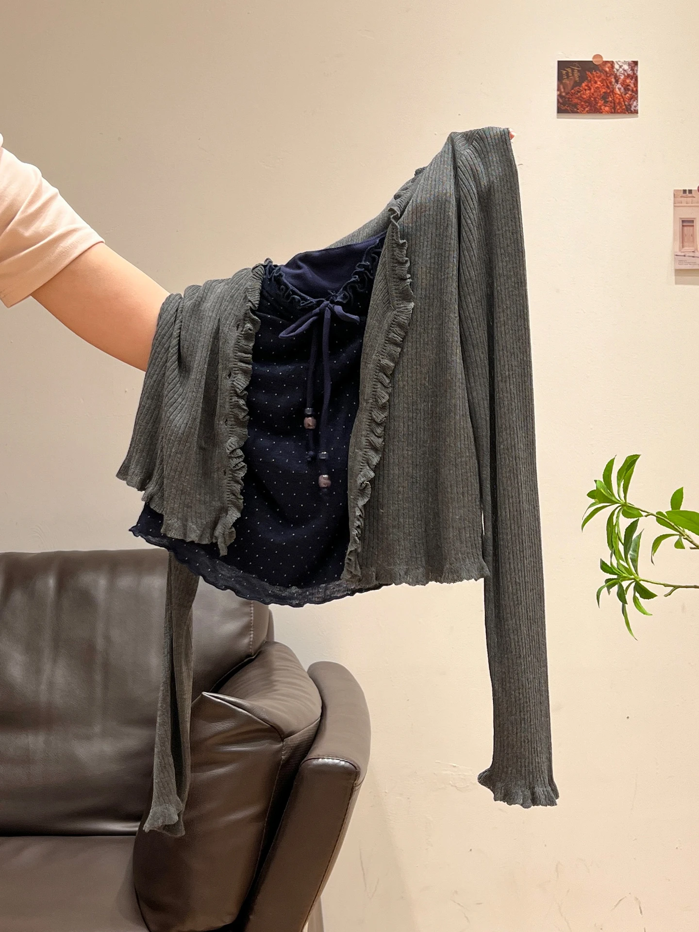深い灰色のフリルニットカーディガンとキャミソール：夏用の軽量重ね着スタイルを実現