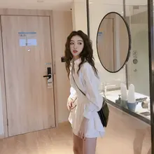 デザイン感のある白シャツとワイドパンツの女性用春夏コーディネート（セットアップ対応）