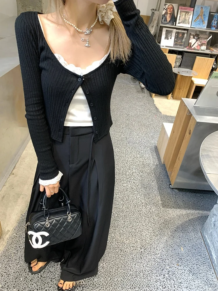 今人気のファッションで失敗しない黒のワイドレッグパンツは？