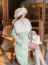 可愛らしい大きなフォックスファー付きの中長丈ダウンコート【ホワイトダックダウン】