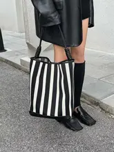 シックなバケットバッグ【ブラックホワイトストライプ・ショルダーバッグ・大容量トートバッグ】