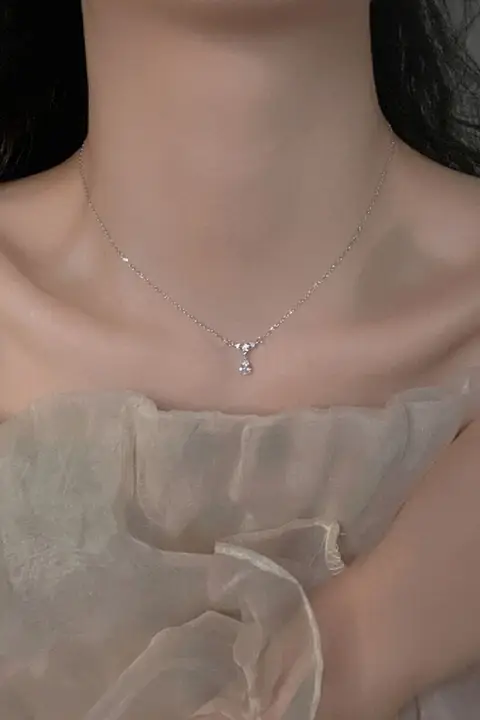 気品あるジルコン滴型ネックレス【925純銀・ロングネックライン用・シンプルデザイン】