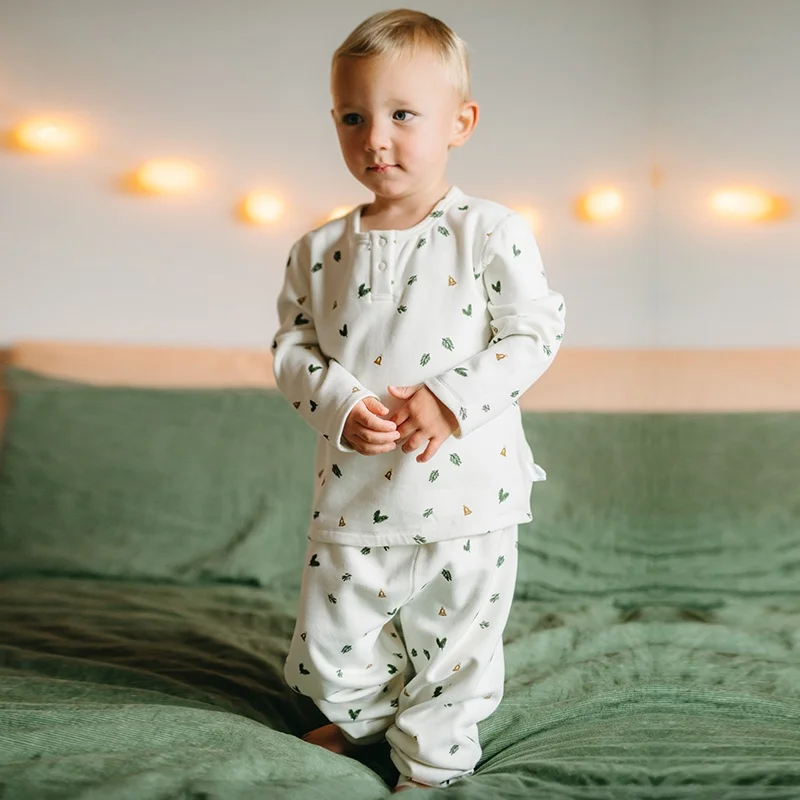 2歳冬に寝るときの服装：MILKBARN長袖丸首トップスと厚手パンツセットの実用性解析