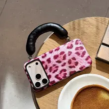 個性的なヒョウ柄スマートフォンケース【ストラップ付き・iPhone対応】