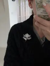 天然淡水パールの胸元を飾る紫色のもみじブローチ【高級感あるデザイン】