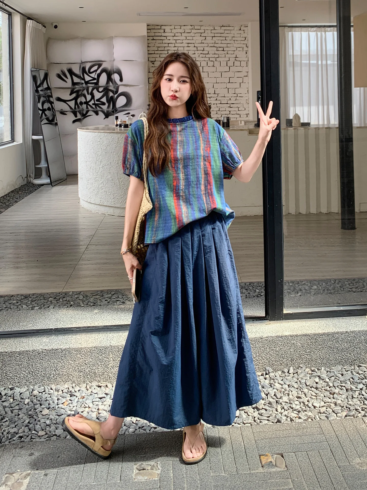 韓国スタイルの夏コーデをどう選ぶ？ブルーのストライプトップスとワイドパンツのセットが今、注目されている理由
