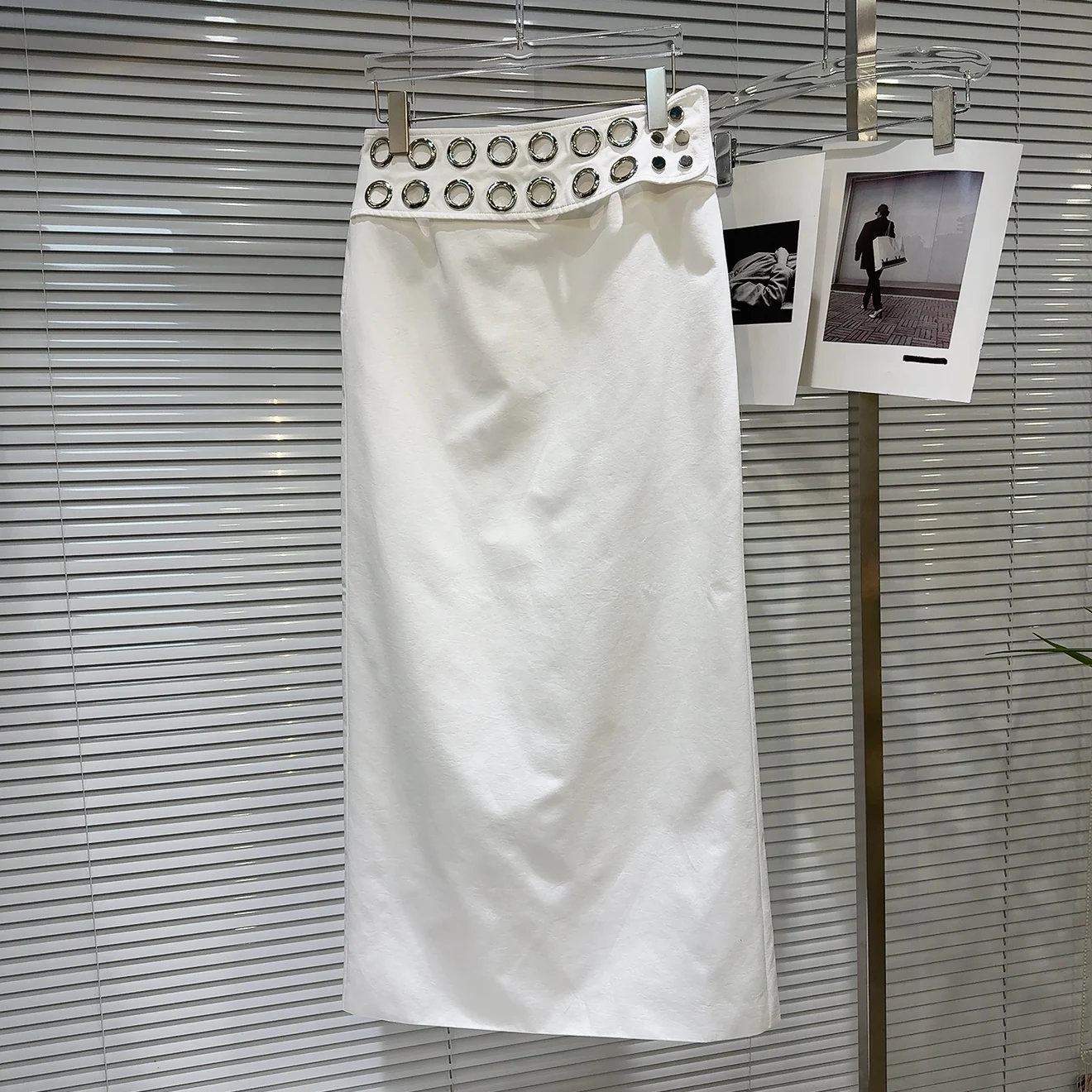 かっこいい服女黒：暗黒ガールズメタルリングショルダーベスト＆ロングHスカートの実用性と着こなしのデータ解析